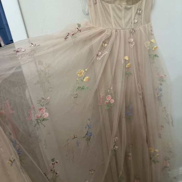 Elegant Floral Embroidered Prom Dress - Picture 5 of 8
